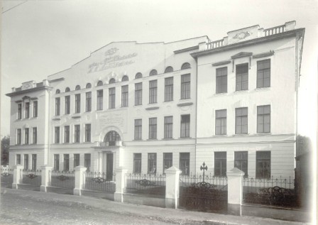 Здание школы, построенное в 1909 г.